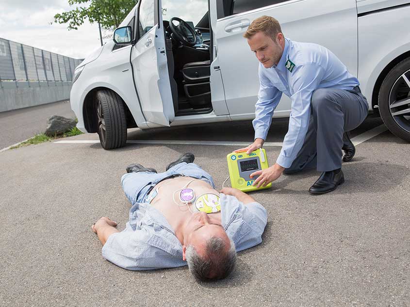 Polizisten sollten mit Defibrillatoren ausgestattet sein. Defibrillatoren für die Polizei