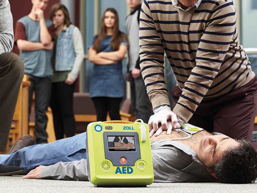 Defibrillator ZOLL AED 3 AED 3 im Einsatz