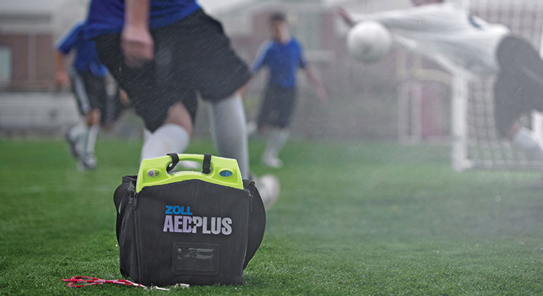 ZOLL AED Plus im Einsatz – Blitz schlägt auf Fussballfeld ein ZOLL AED Plus im Einsatz – Blitz schlägt auf Fussballfeld ein