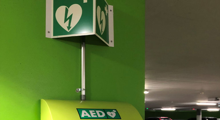 Wie weiss ich, wo ich einen Defibrillator finden kann? Wie weiss ich, wo ich einen Defibrillator finden kann?