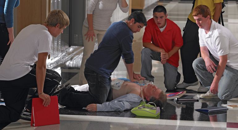 Was ist ein plötzlicher Herz-Kreislaufstillstand? Kann ein Defibrillator helfen?